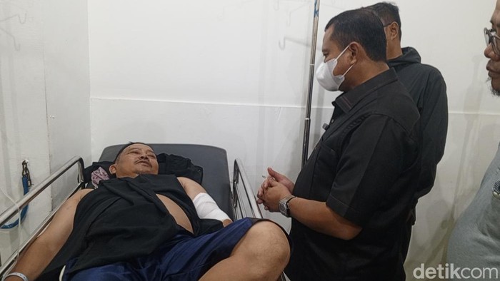 1762082046755-bupati-sumedang-dony-ahmad-munir-saat-menjenguk-korban-kecelakaan-elf-di-rsud-umar-wirahadikusumah-sumedang-1762071783200_169