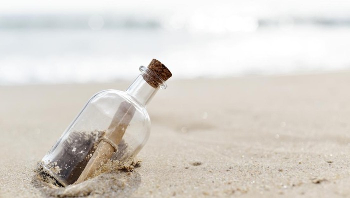 1762082219957-ilustrasi-surat-botol_169