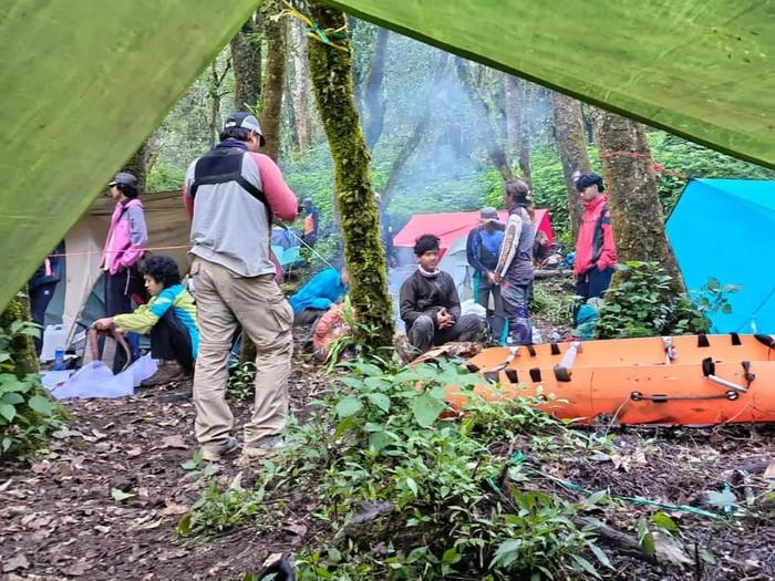 1762103693378-tim-gabungan-dalam-proses-evakuasi-mayat-misterius-di-puncak-gunung-ciremai-1761910540259_43