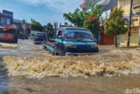 1762146862314-kondisi-banjir-jalan-raya-dayeuhkolot-kecamatan-dayeuhkolot-kabupaten-bandung-senin-3112025-1762141638459_169