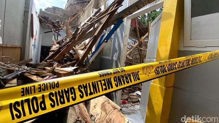 1762168539643-bangunan-sekolah-di-bandung-ambruk-1762155836423_169