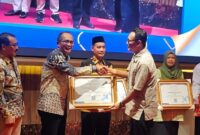 1762189994866-pemkab-sukabumi-menerima-penghargaan-terkait-pelayanan-kb-1762159954067_169