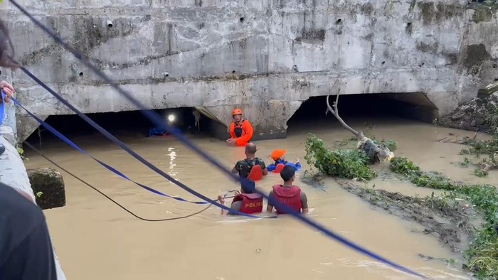 1762190169688-proses-pencarian-bocah-hanyut-di-sungai-kertajati-majalengka-1762176686718_169