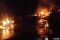 1762233173265-kobaran-api-imbas-terbakarnya-truk-pengangkut-bbm-di-cianjur-sabtu-1112025-malam-1762013355194_169