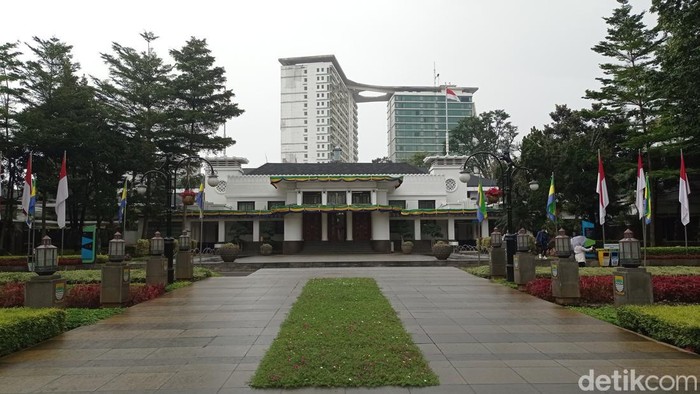 1762233373137-kantor-wali-kota-bandung-di-balaikota_169