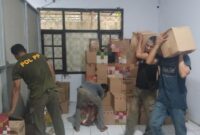 1762233395317-petugas-satpol-pp-kabupaten-indramayu-saat-mengamankan-minuman-beralkohol-1762220494041_169