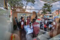 1762254774412-polisi-saat-melakukan-penggeledahan-kantor-pusat-bpr-kerta-raharja-kecamatan-soreang-kabupaten-bandung-selasa-4112026-1762253641678_169