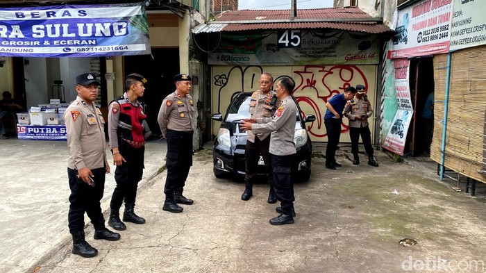 1762254812501-polisi-berjaga-di-kantor-leasing-yang-digeruduk-ojol-di-bandung-1762250514320_169