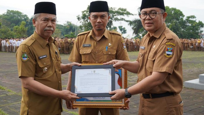 1762254828978-pemkab-bandung-barat-terima-penghargaan-dari-bkn-ri-1762250333587_169