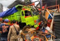 1762254872676-truk-tabrak-warung-mi-ayam-di-sukabumi-1762248431267_169