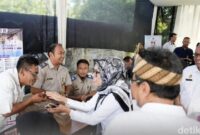 1762276373507-petugas-melakukan-jemput-bola-layani-warga-purwakarta-1762268429740_169