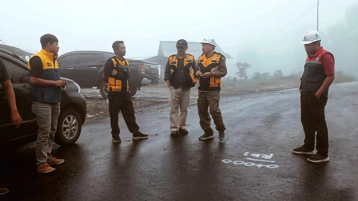 1762276541535-petugas-memantau-kondisi-jalan-di-kabupaten-sukabumi-1762253461663_169