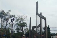 1762276563740-tugu-botol-kecap-di-kelurahan-tonjong-majalengka-1762247445693_169