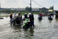 1762319576882-penampakan-banjir-di-jalan-sapan-bojongsoang-kabupaten-bandung-1762309375248_169