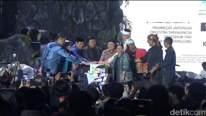 1762319587665-bupati-sumedang-dony-ahmad-munir-saat-menghadiri-jabar-etno-festival-di-pps-sumedang-selasa-4112025-malam-1762315697271_169