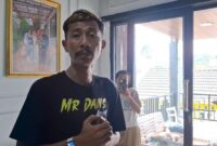 1762341286833-deni-rukmana-orang-tua-rz-saat-ditemui-di-rumahnya-rabu-5112025-1762338773532_169