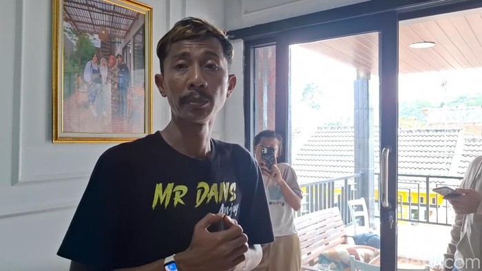 1762341286833-deni-rukmana-orang-tua-rz-saat-ditemui-di-rumahnya-rabu-5112025-1762338773532_169