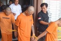 1762341395681-tersangka-saat-dihadirkan-di-mapolres-tasikmalaya-kota-1762331190629_169