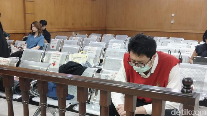 1762362847769-dokter-priguna-saat-menjalani-sidang-putusan-di-pn-bandung-majelis-hakim-menjatuhkan-vonis-11-tahun-penjara-terhadap-priguna-d-1762334016159_169