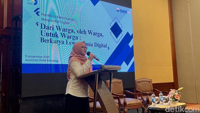 1762362864814-kepala-bidang-diseminasi-informasi-diskominfo-kota-bandung-susi-darsiti-saat-membuka-kegiatan-pelatihan-kehumasan-masyarakat-d-1762353147027_169