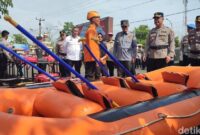 1762362886254-bupati-ciamis-herdiat-sunarya-dan-kapolres-ciamis-mengecek-sarana-prasarana-untuk-penanganan-bencana-usai-apel-siaga-bencana-d-1762323865668_169