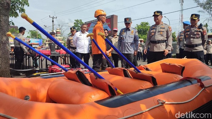 1762362886254-bupati-ciamis-herdiat-sunarya-dan-kapolres-ciamis-mengecek-sarana-prasarana-untuk-penanganan-bencana-usai-apel-siaga-bencana-d-1762323865668_169