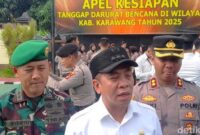 1762362951094-bupati-karawang-aep-syaepuloh-saat-meninjau-kesiapan-personel-siaga-penanggulangan-darurat-bencana-di-mapolres-karawang-1762324099041_169