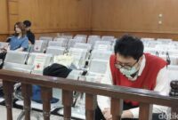 1762406157390-dokter-priguna-saat-menjalani-sidang-putusan-di-pn-bandung-majelis-hakim-menjatuhkan-vonis-11-tahun-penjara-terhadap-priguna-d-1762334016159_169