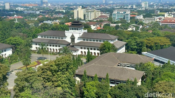 1762406206589-gedung-sate-kota-bandung-1750665223400_169