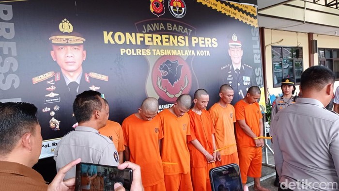 1762406233688-polisi-mengungkap-aksi-perampokan-modus-akun-facebook-palsu-1762325225130_169