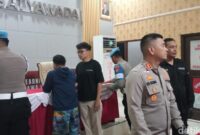 1762427614700-pria-yang-mengamuk-saat-digerebek-polisi-terkait-peredaran-narkoba-saat-dihadirkan-dalam-konferensi-pers-di-mapolres-cirebon-k-1762423650649_169