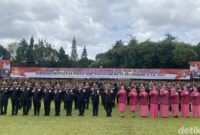 1762427630919-wakapolri-komjen-dedi-prasetyo-bersama-pejabat-dan-perwira-yang-baru-dilantik-di-sukabumi-1762408628137_169