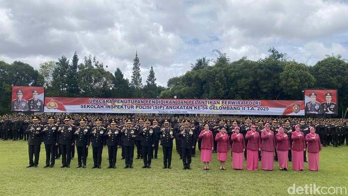 1762427630919-wakapolri-komjen-dedi-prasetyo-bersama-pejabat-dan-perwira-yang-baru-dilantik-di-sukabumi-1762408628137_169