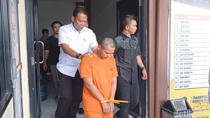 1762427679808-tersangka-saat-digelandang-aparat-polres-tasikmalaya-kota-1762420787883_169