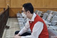 1762427896352-dokter-priguna-saat-menghadiri-sidang-dakwaan-di-pn-bandung-dia-didakwa-melakukan-tindak-pidana-kekerasan-seksual-atas-pemerko-1755757693026_169