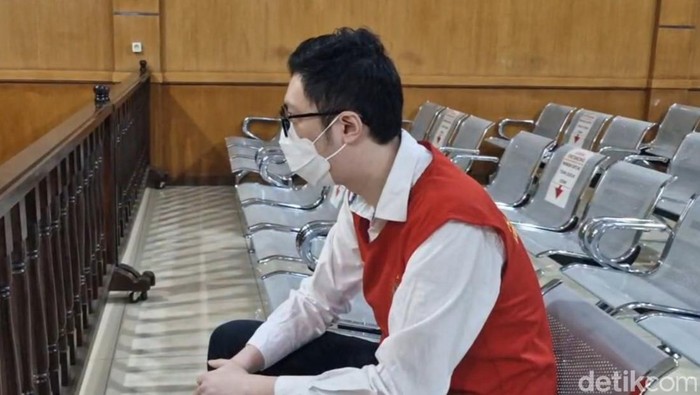 1762427896352-dokter-priguna-saat-menghadiri-sidang-dakwaan-di-pn-bandung-dia-didakwa-melakukan-tindak-pidana-kekerasan-seksual-atas-pemerko-1755757693026_169