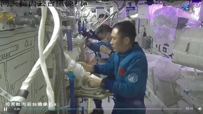 1762449199266-astronaut-china-1747104675422_169