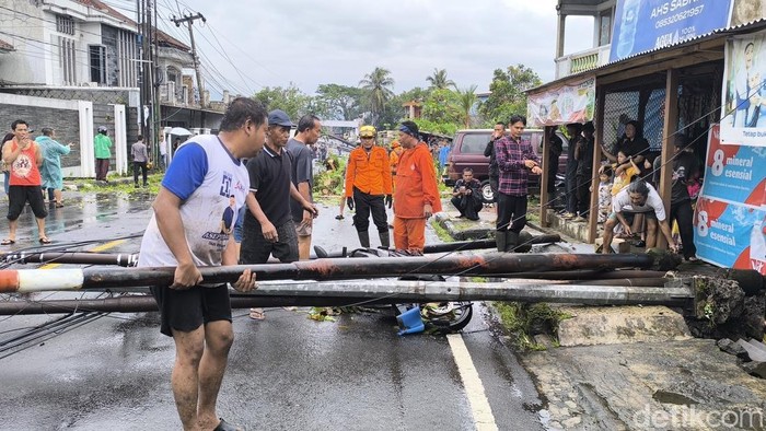 1762449226482-salah-satu-dampak-bencana-alam-yang-terjadi-di-kota-tasikmalaya-rabu-5112025-siang-1762416145565_169