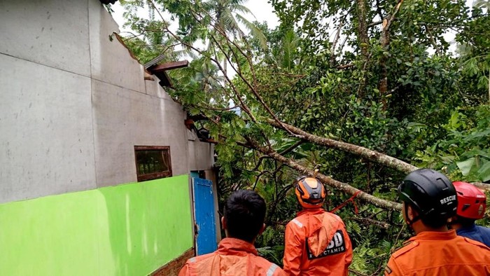 1762449259103-dok-bpbd-ciamis-petugas-bpbd-ciamis-melakukan-penanganan-bencana-akibat-angin-kencang-di-kecamatan-sindangkasih-kabupaten-ciam-1762389964793_169