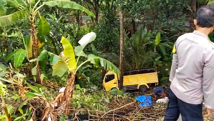 1762449518974-truk-terjun-ke-jurang-korban-selamat-1762428486910_169