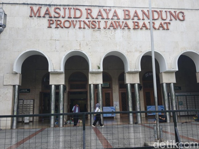 1762470907971-masjid-raya-bandung-1749110890681_43