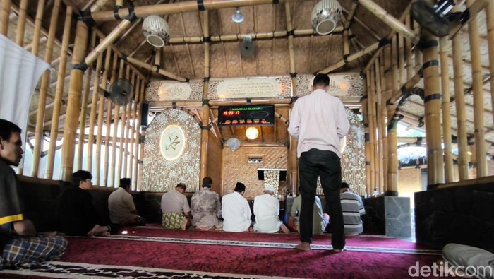 1762470928984-masjid-bambu-atau-masjid-ash-shomad-cirebon-1741012996225_169