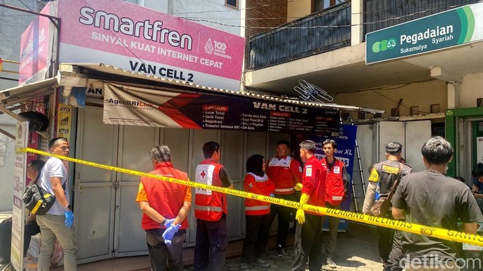 1762492529085-olah-tkp-penemuan-mayat-di-konter-hp-bandung-1762489466732_169