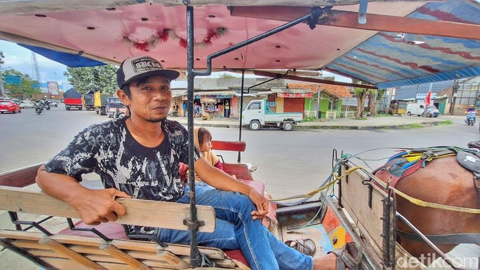 1762492550635-ajat-sudrajat-40-atau-kerap-dikenal-ude-saat-berbincang-dengan-detikjabar-1762410983445_169