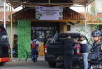 1762514047972-sman-72-kelapa-gading-dijaga-ketat-usai-ledakan-1762503096400_169