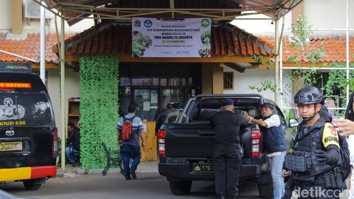 1762514047972-sman-72-kelapa-gading-dijaga-ketat-usai-ledakan-1762503096400_169