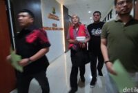 1762514135893-tim-kejari-bogor-mengeksekusi-terpidana-hendra-witama-yang-sebelumnya-sempat-tidak-kooperatif-dan-berstatus-dpo-daftar-pencari-1762500651239_169