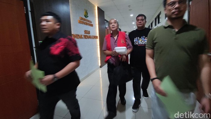 1762514135893-tim-kejari-bogor-mengeksekusi-terpidana-hendra-witama-yang-sebelumnya-sempat-tidak-kooperatif-dan-berstatus-dpo-daftar-pencari-1762500651239_169