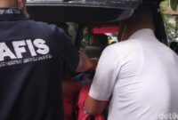 1762514173916-tim-inafis-satreskrim-polrestabes-bandung-saat-mengevakuasi-penemuan-mayat-seorang-pria-yang-diduga-sakit-di-dalam-kamar-indek-1762506579240_169