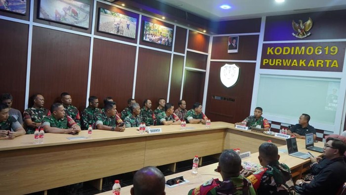 1762535611275-babinsa-di-purwakarta-dibekali-literasi-digital-1762502325356_169